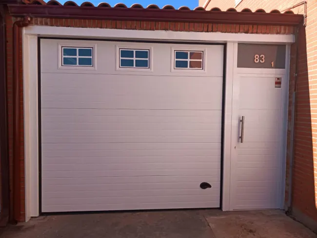 Puerta de garaje seccional con motor en Fuenlabrada